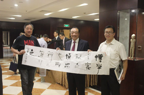 著名书画家,徐州圣旨博物馆周庆明先生向岳成律师赠送书法作品